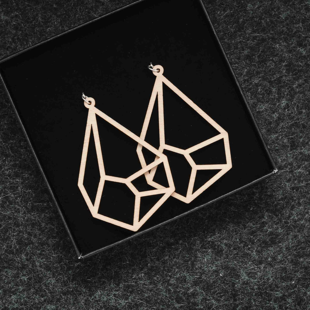 "Havu Lähde - Puiset korvakorut"