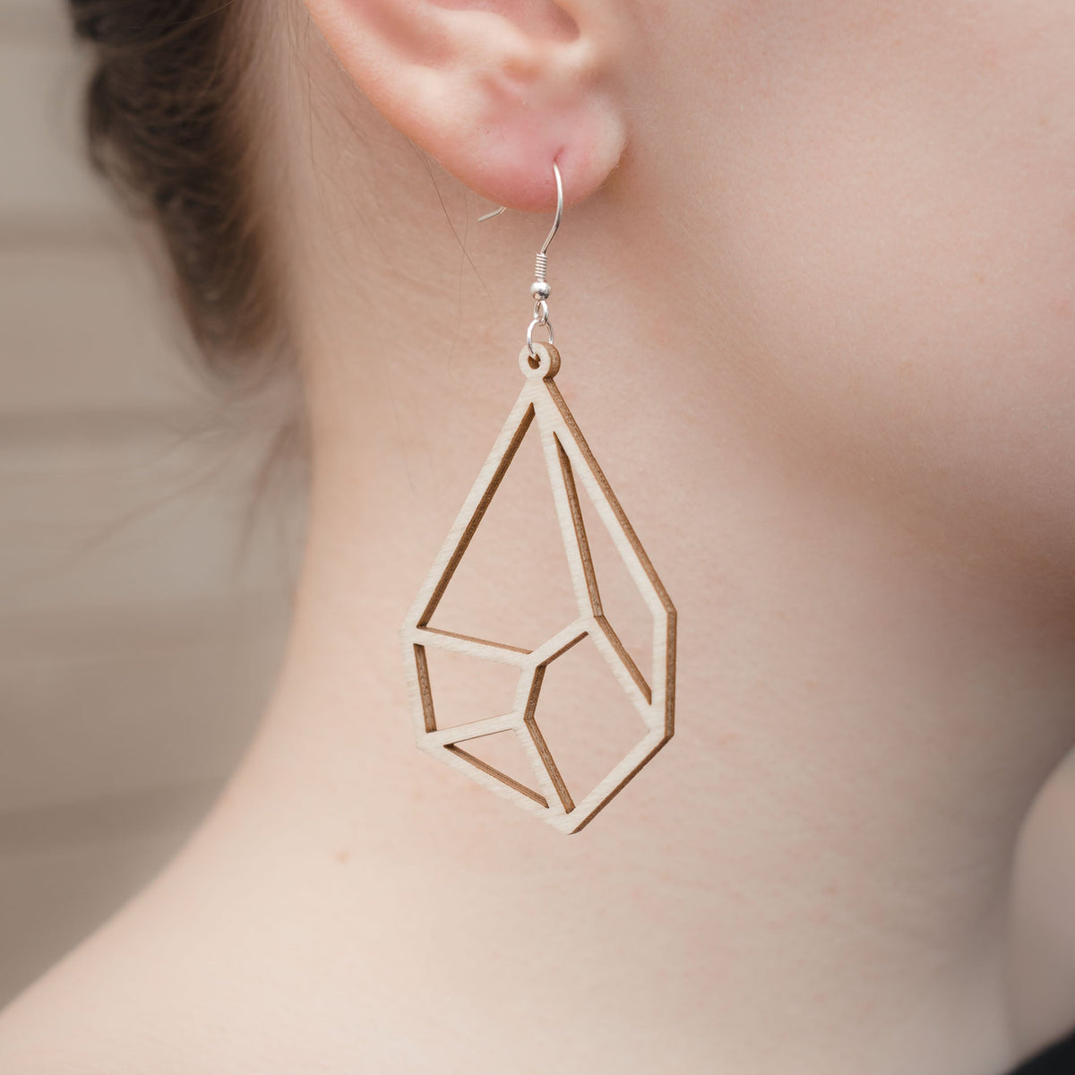 "Havu Lähde - Puiset korvakorut"