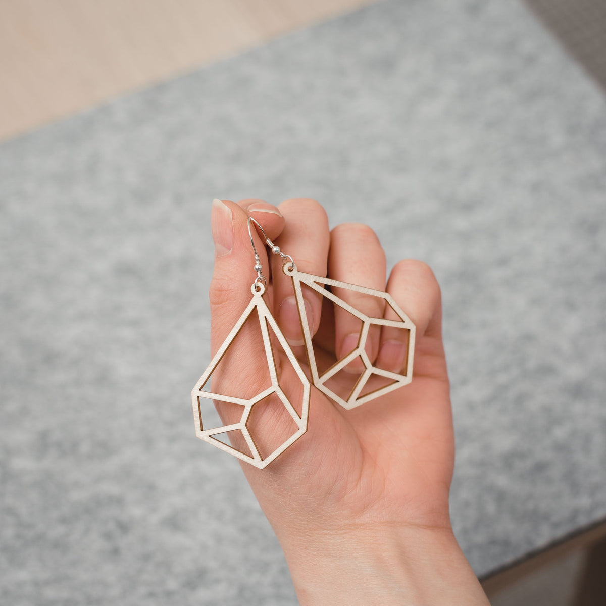 "Havu Lähde - Puiset korvakorut"